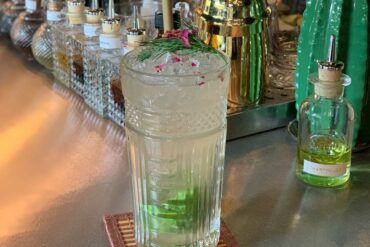 Lucian-Bucur-ha-dedicato-un-cocktail-a-Poison-Ivy-La-Pianta-Carnivora-Bob-Milano