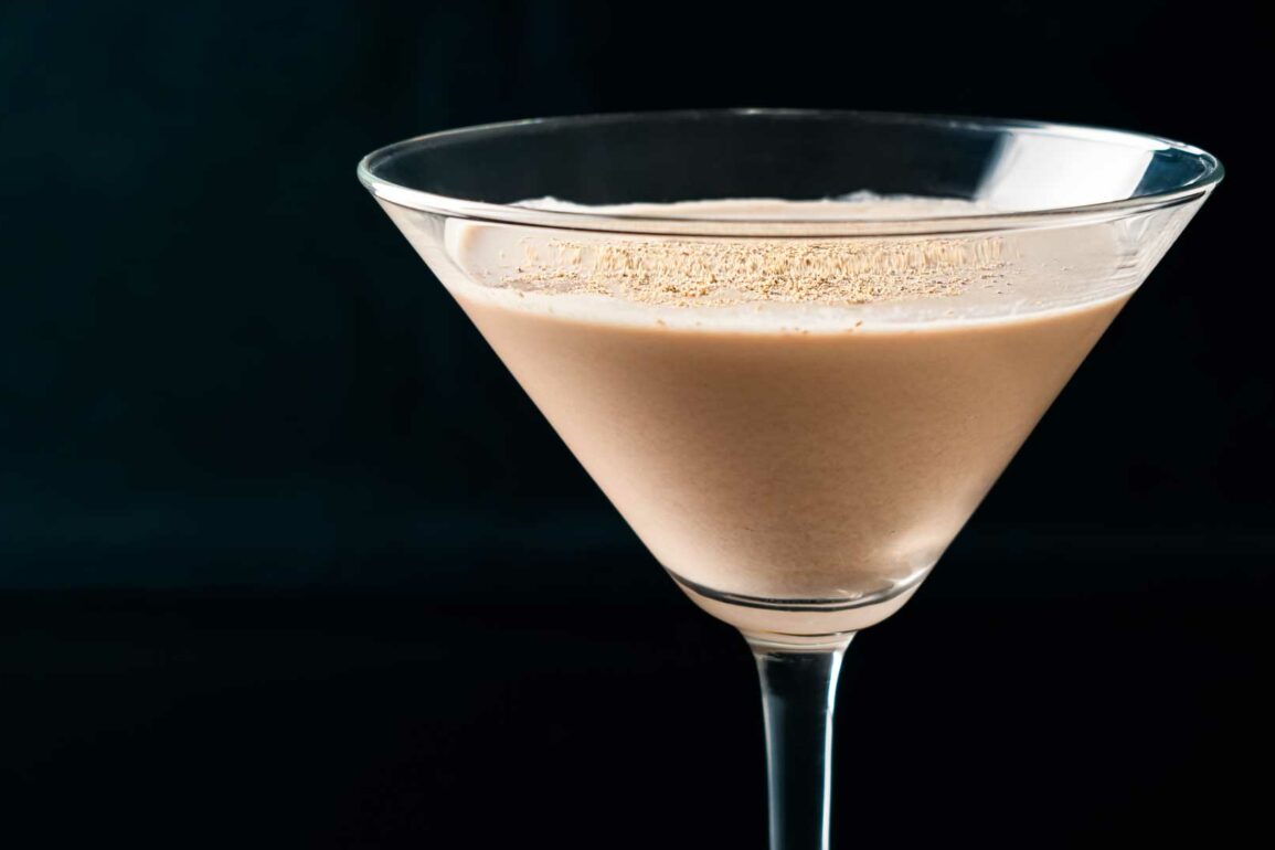 Dolce, vellutato Brandy Alexander: ecco la ricetta IBA | Coqtail Milano