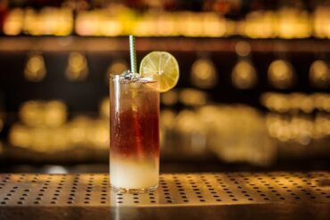 Dark-'n'-stormy-ricetta-cocktail-IBA-Coqtail-Milano