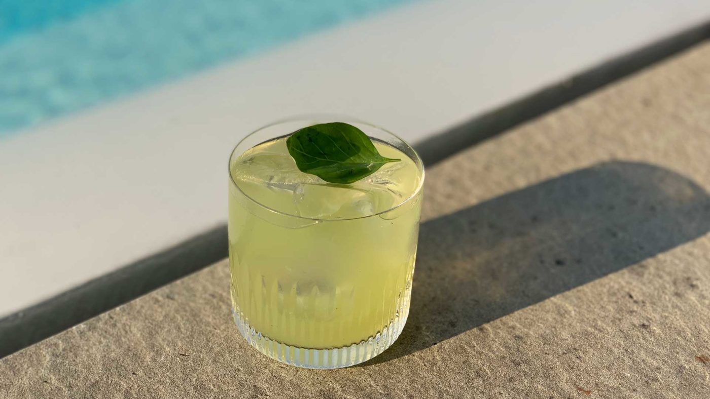 L'incredibile storia e la ricetta del Gin Basil Smash Coqtail Milano