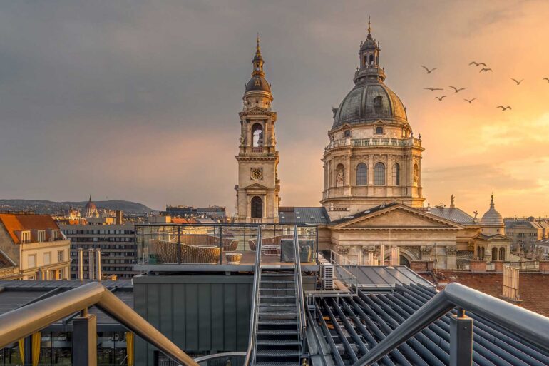 High-Note-Panorama-Towers-sky-bar-budapest-coqtail