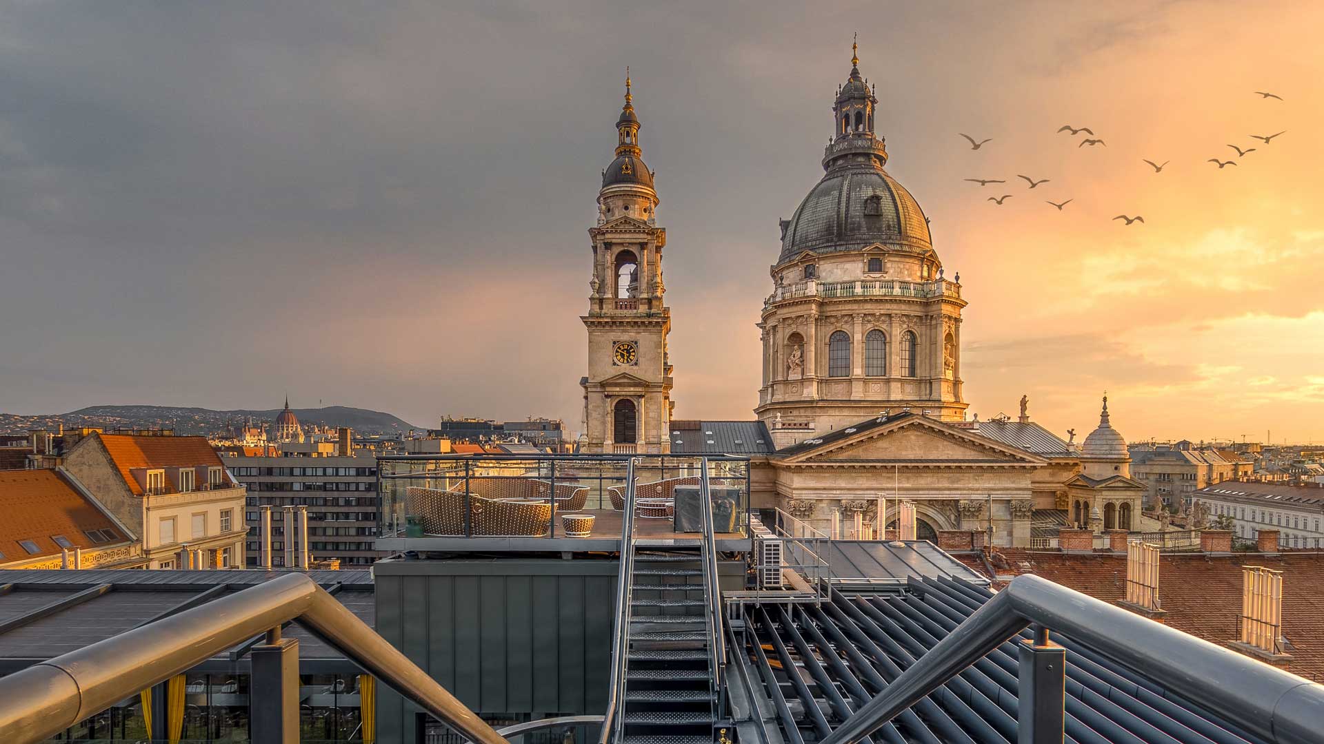 High-Note-Panorama-Towers-sky-bar-budapest-coqtail