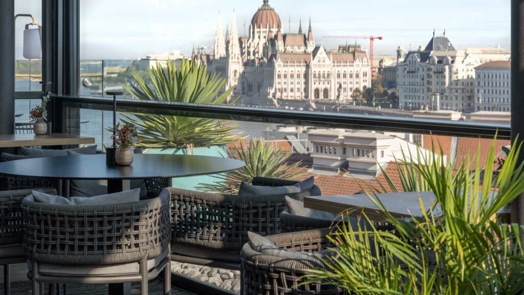 Leo-Rooftop-Clark-sky-bar-budapest-coqtail