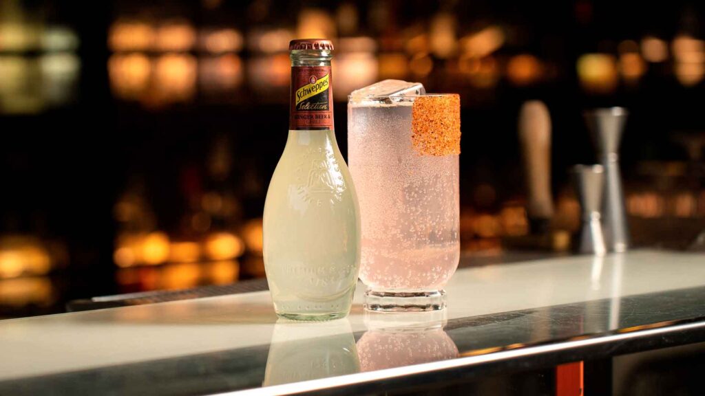 mixer-premium-schweppes-ginger-beer-and-chili-coqtail